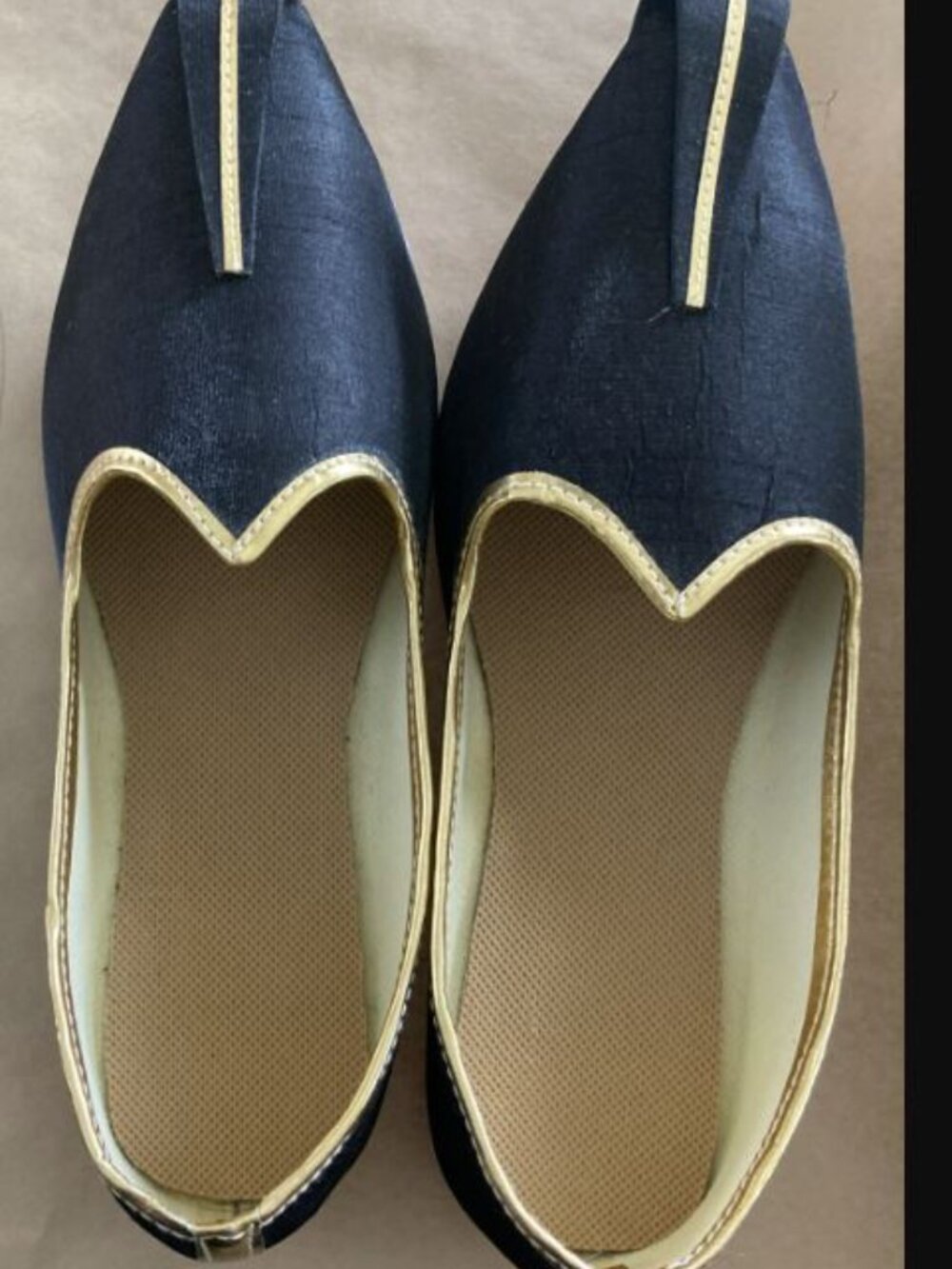 Black colored Mojari (Jutti) Indian shoes